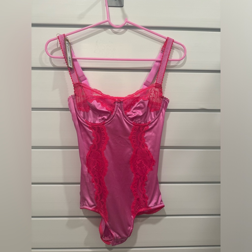 XS SKIMS BODYSUIT VDAY STRETCH SATIN LACE BRIEFBODYSUITNEON ORCHIDBODYSCULPTING